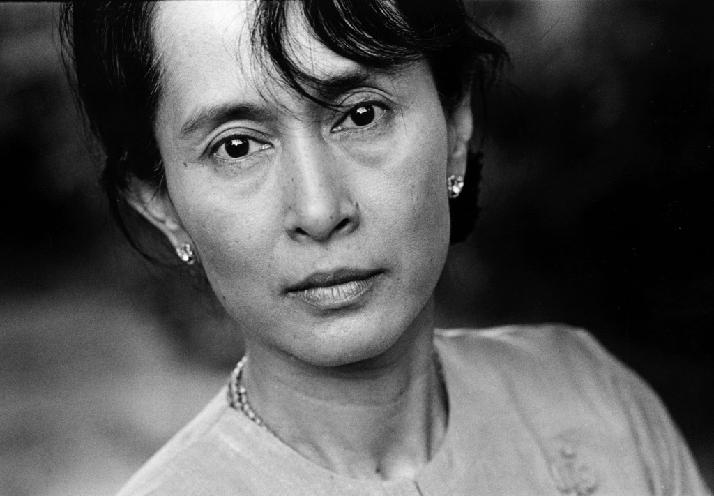 PortrÊt af den burmesiske oppositionsleder Aung San Suu Kyi. Hun er fotograferet i sin bungalow i Rangoon, Burma.